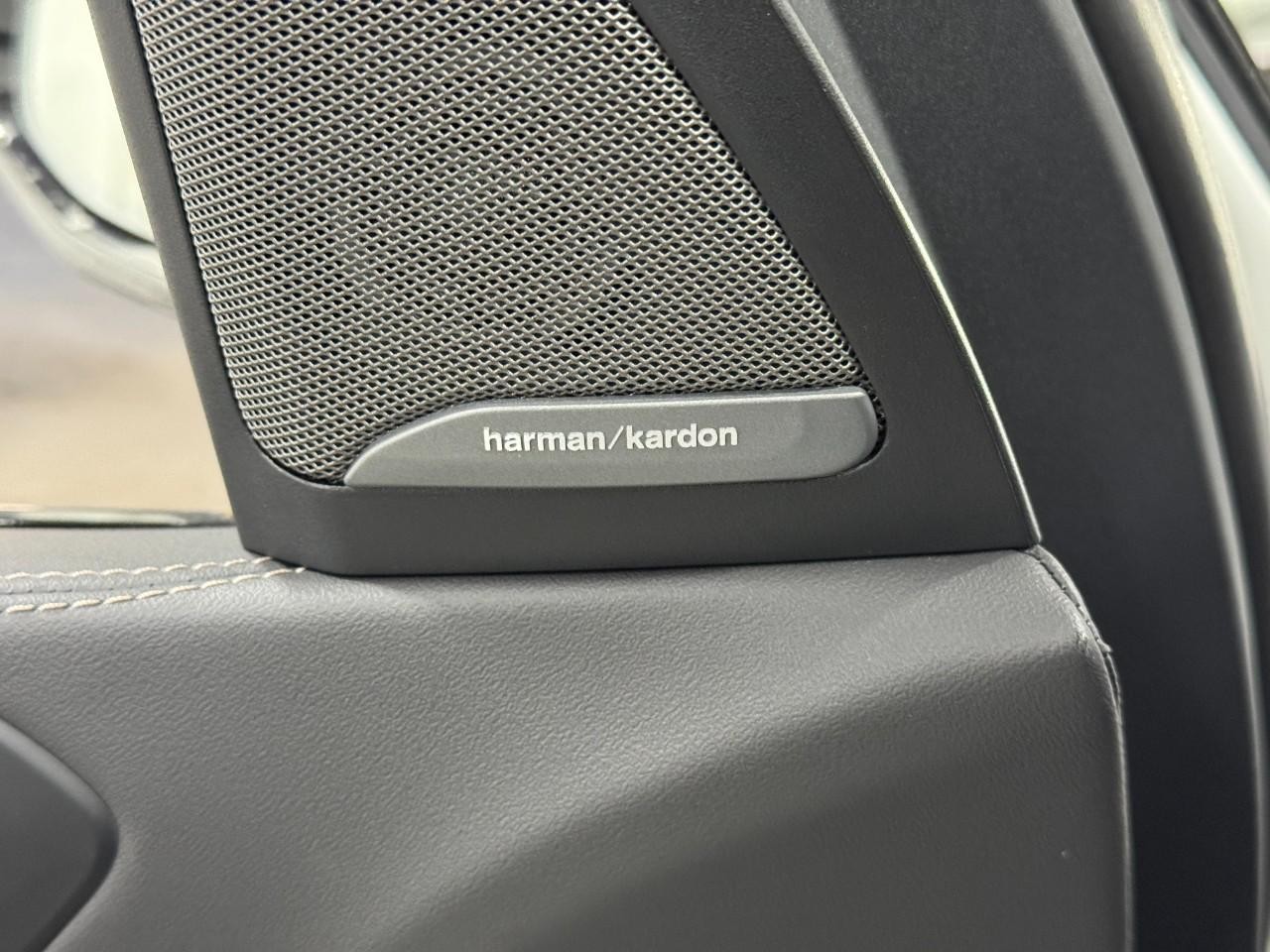 BMW X5 Vehicle Full-screen Gallery Image 22