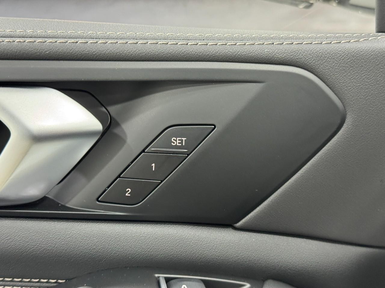 BMW X5 Vehicle Full-screen Gallery Image 23