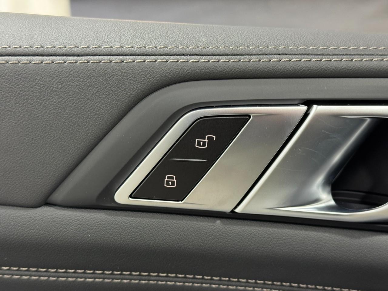 BMW X5 Vehicle Full-screen Gallery Image 24