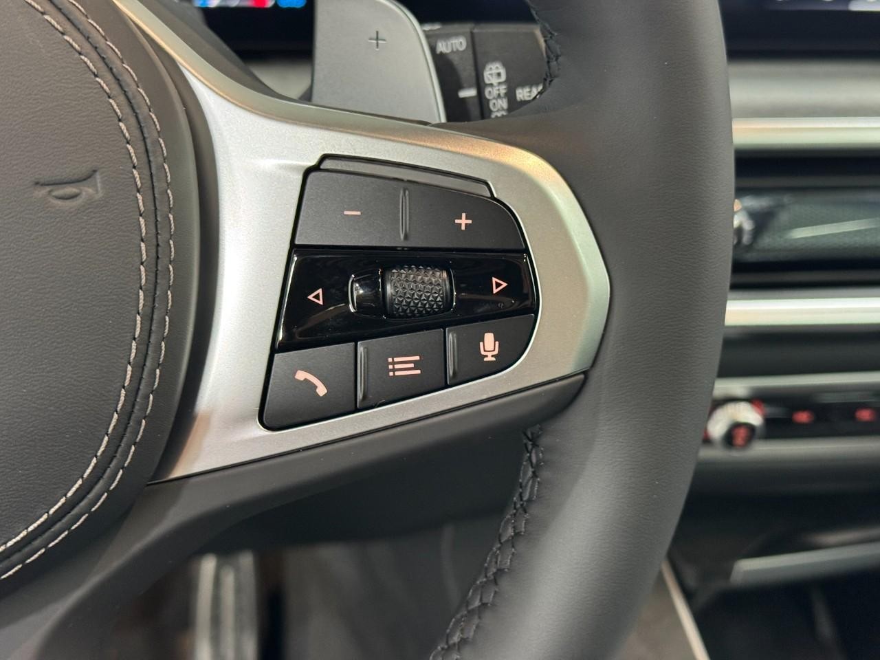 BMW X5 Vehicle Full-screen Gallery Image 31