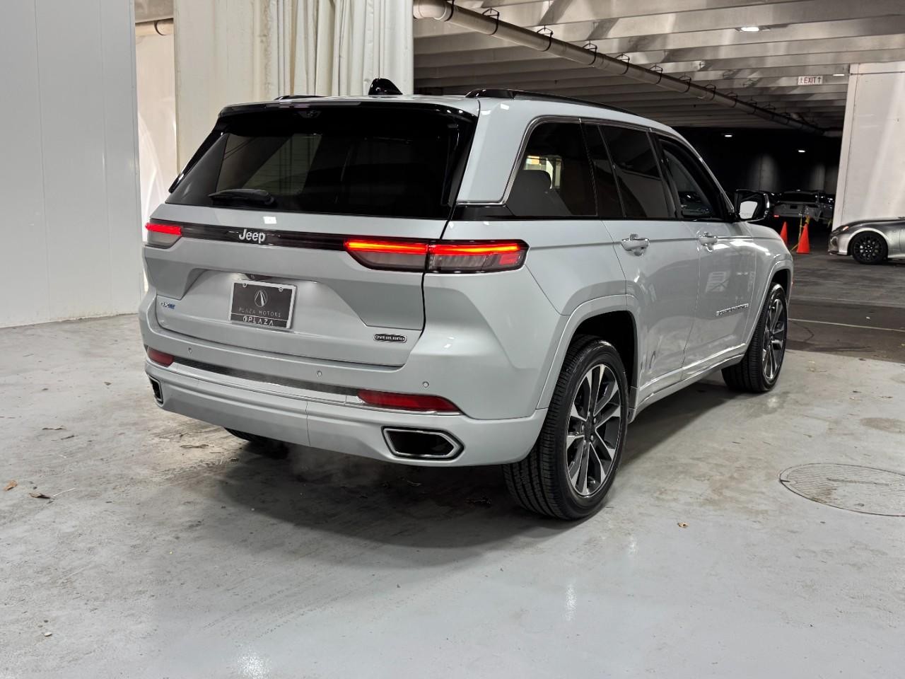 Jeep Grand Cherokee 4xe Vehicle Full-screen Gallery Image 4