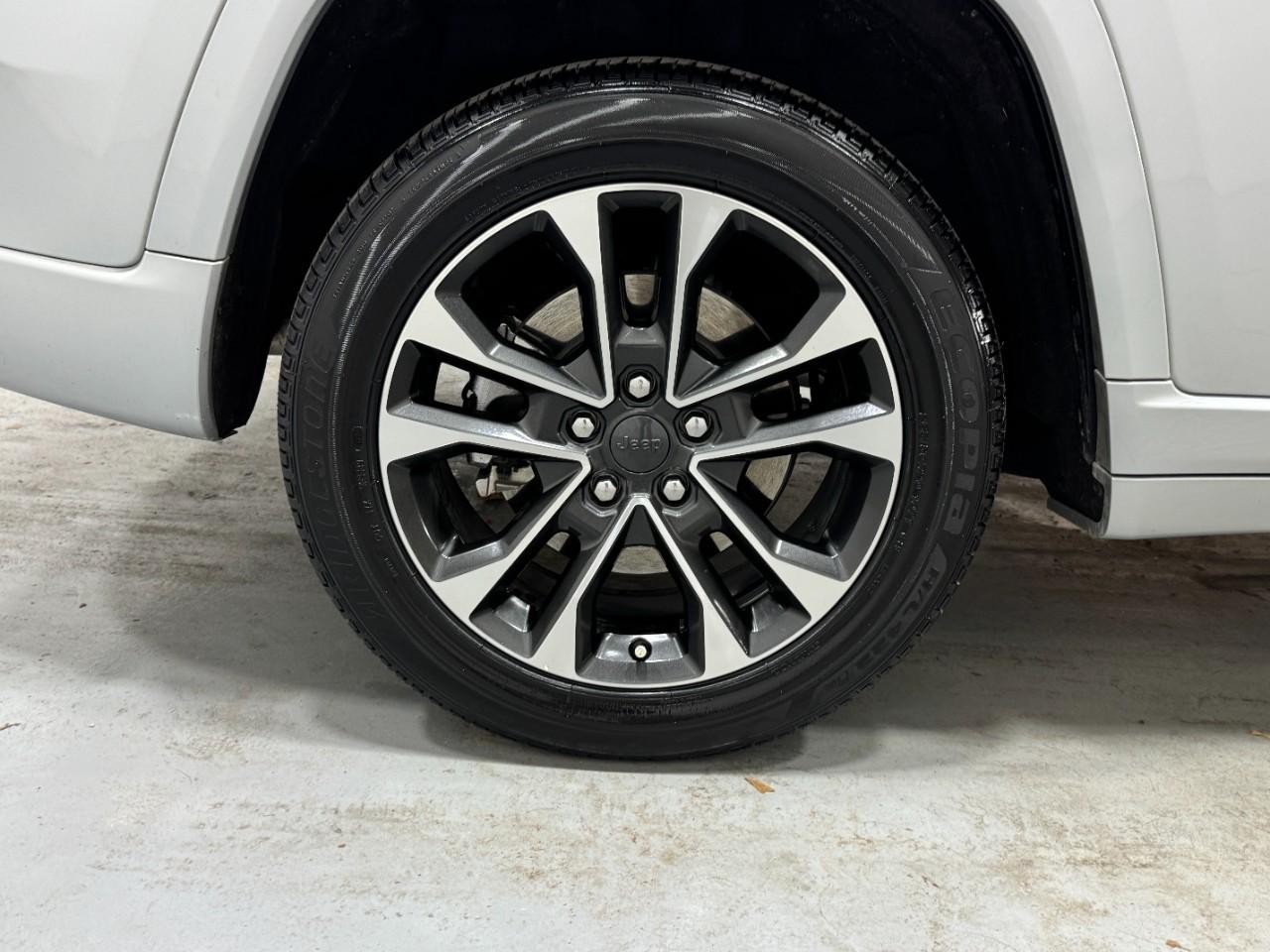 Jeep Grand Cherokee 4xe Vehicle Full-screen Gallery Image 5