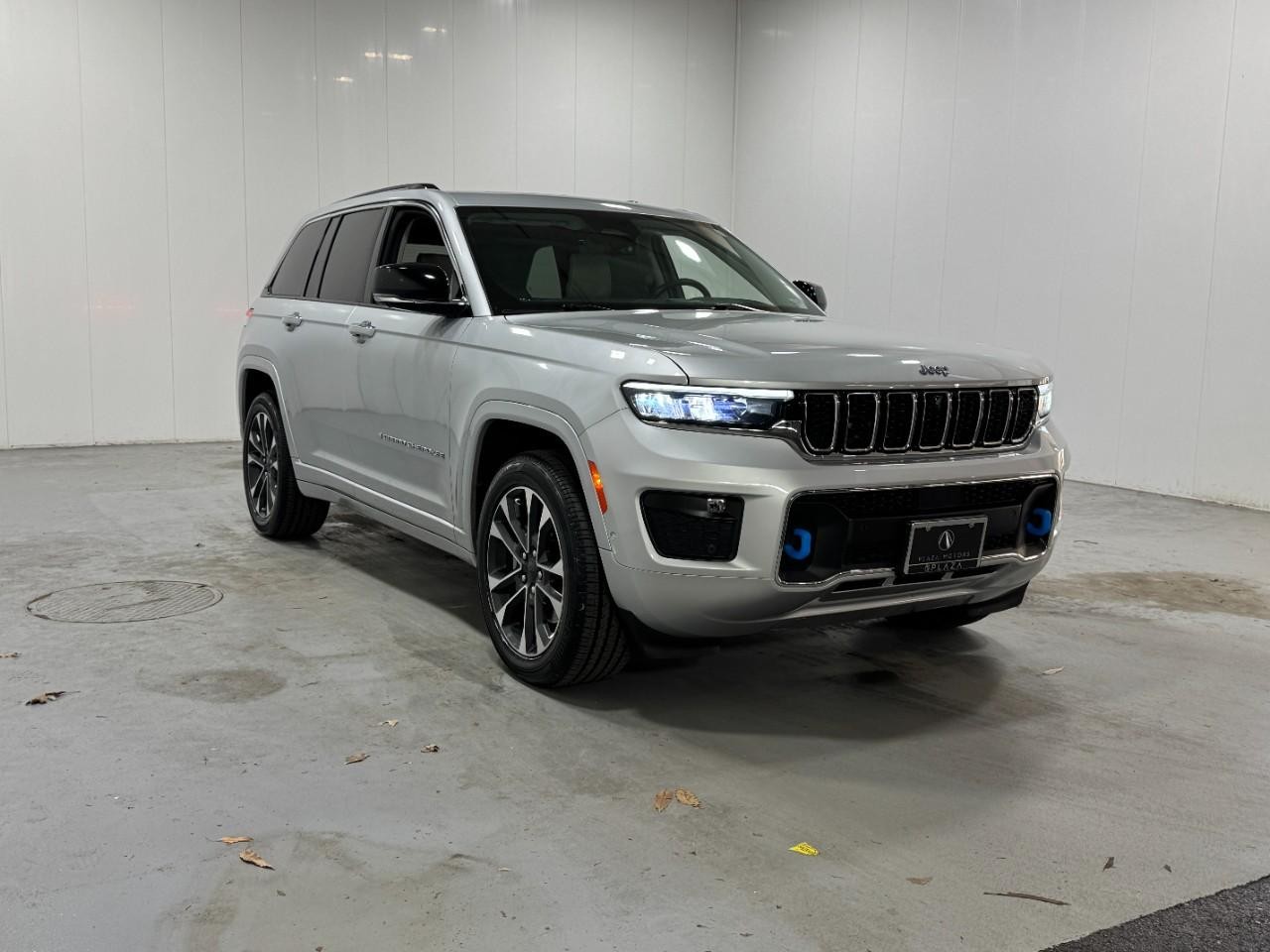 Jeep Grand Cherokee 4xe Vehicle Full-screen Gallery Image 6