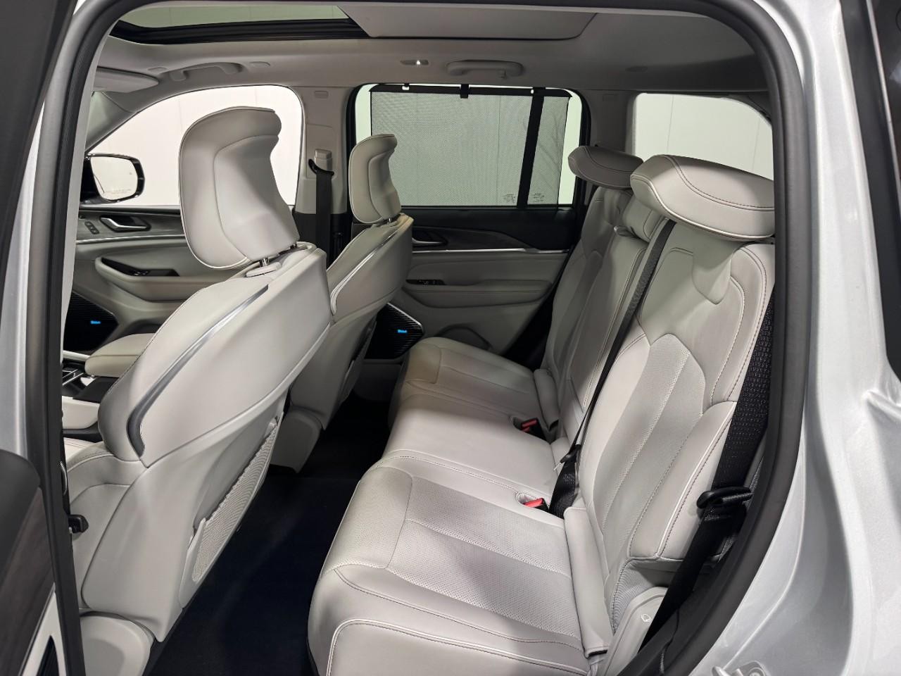 Jeep Grand Cherokee 4xe Vehicle Full-screen Gallery Image 8