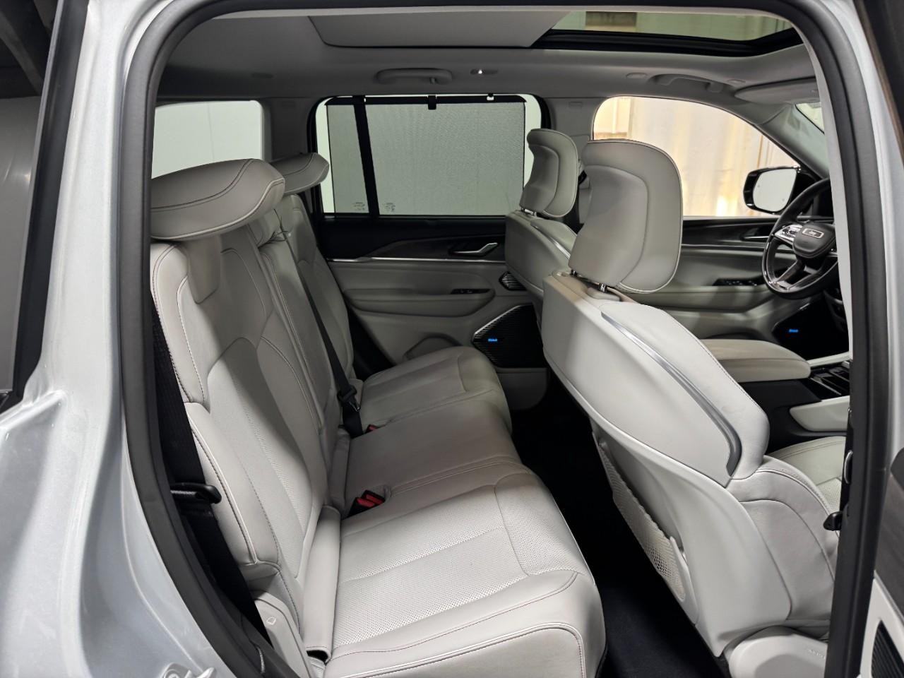 Jeep Grand Cherokee 4xe Vehicle Full-screen Gallery Image 10