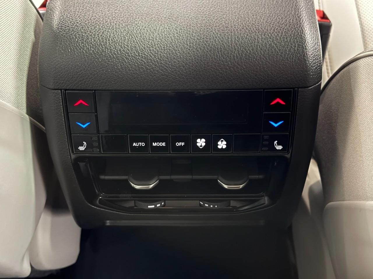 Jeep Grand Cherokee 4xe Vehicle Full-screen Gallery Image 11