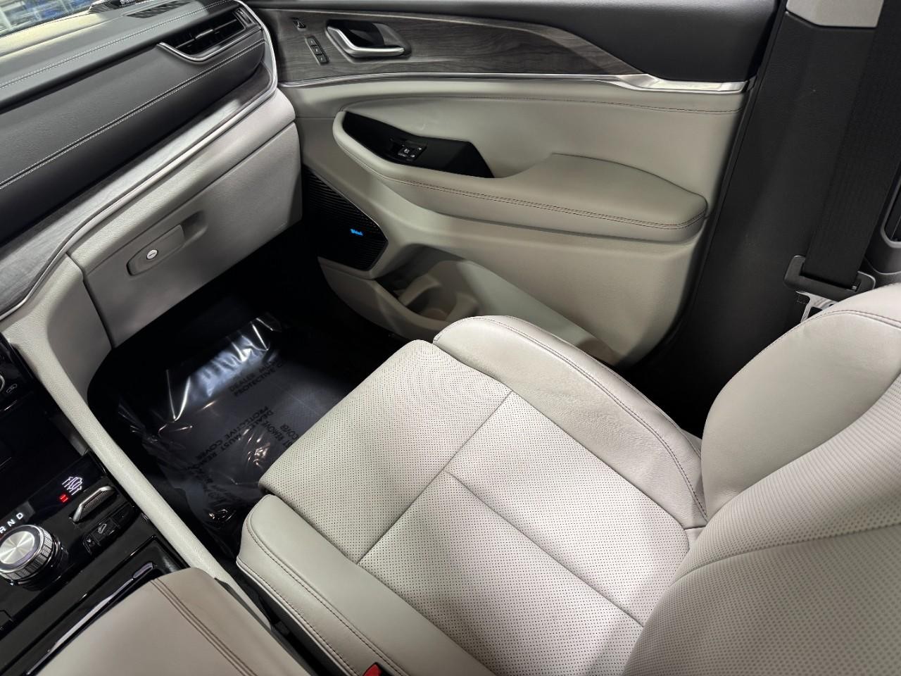 Jeep Grand Cherokee 4xe Vehicle Full-screen Gallery Image 18