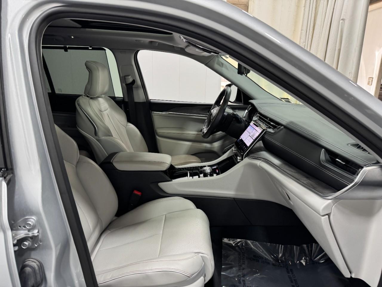 Jeep Grand Cherokee 4xe Vehicle Full-screen Gallery Image 19