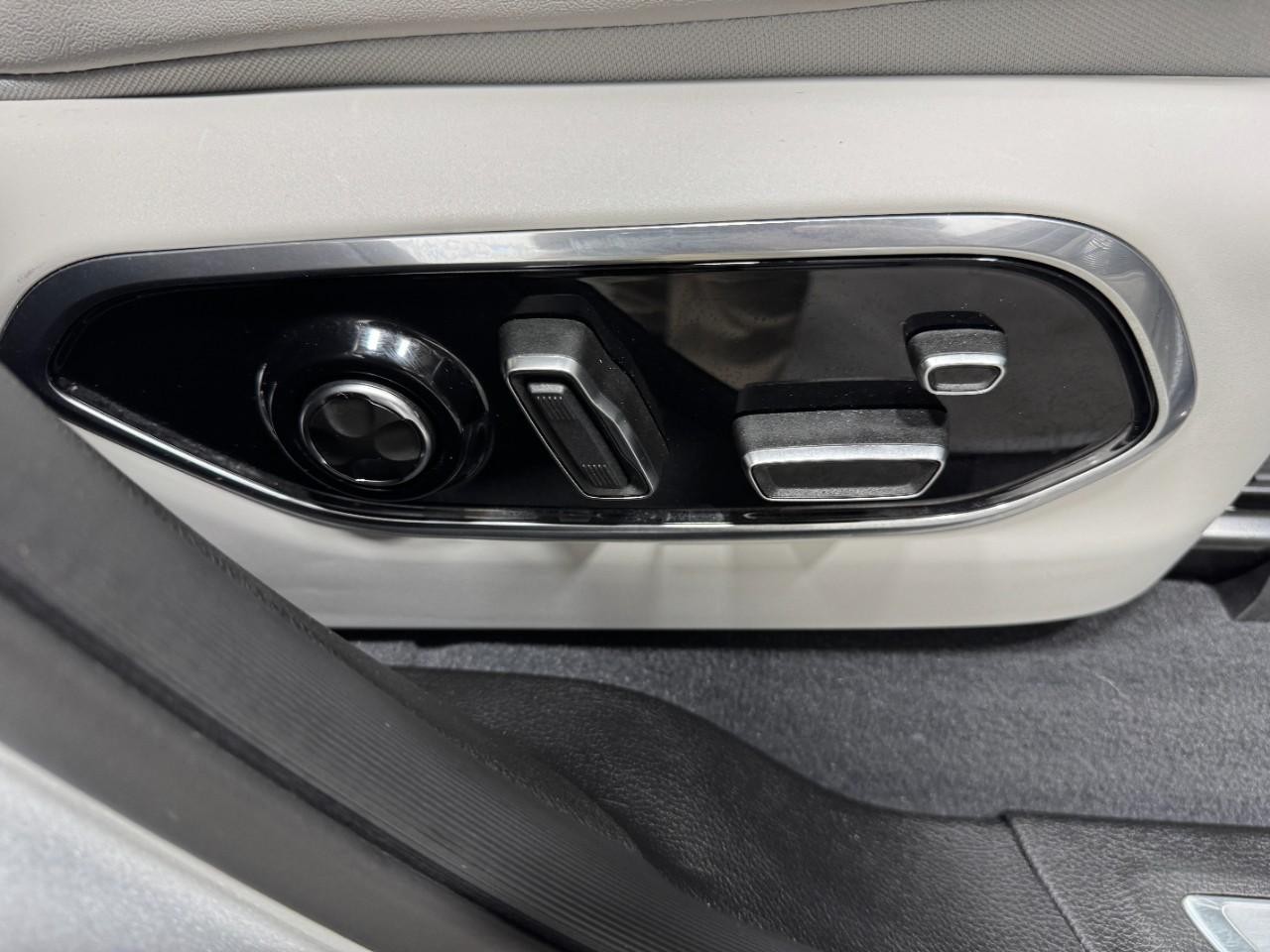 Jeep Grand Cherokee 4xe Vehicle Full-screen Gallery Image 21