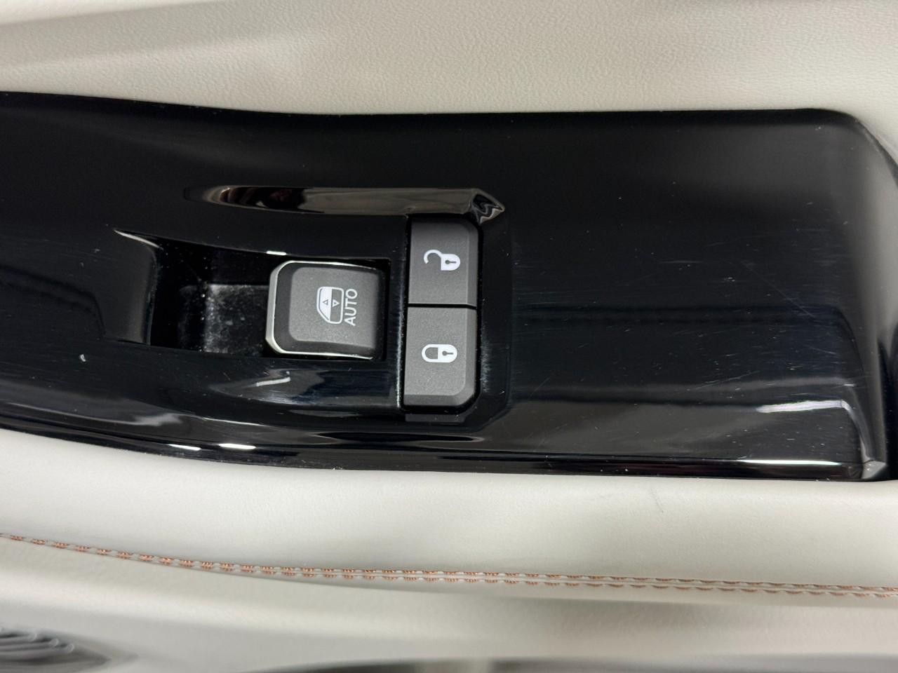 Jeep Grand Cherokee 4xe Vehicle Full-screen Gallery Image 23