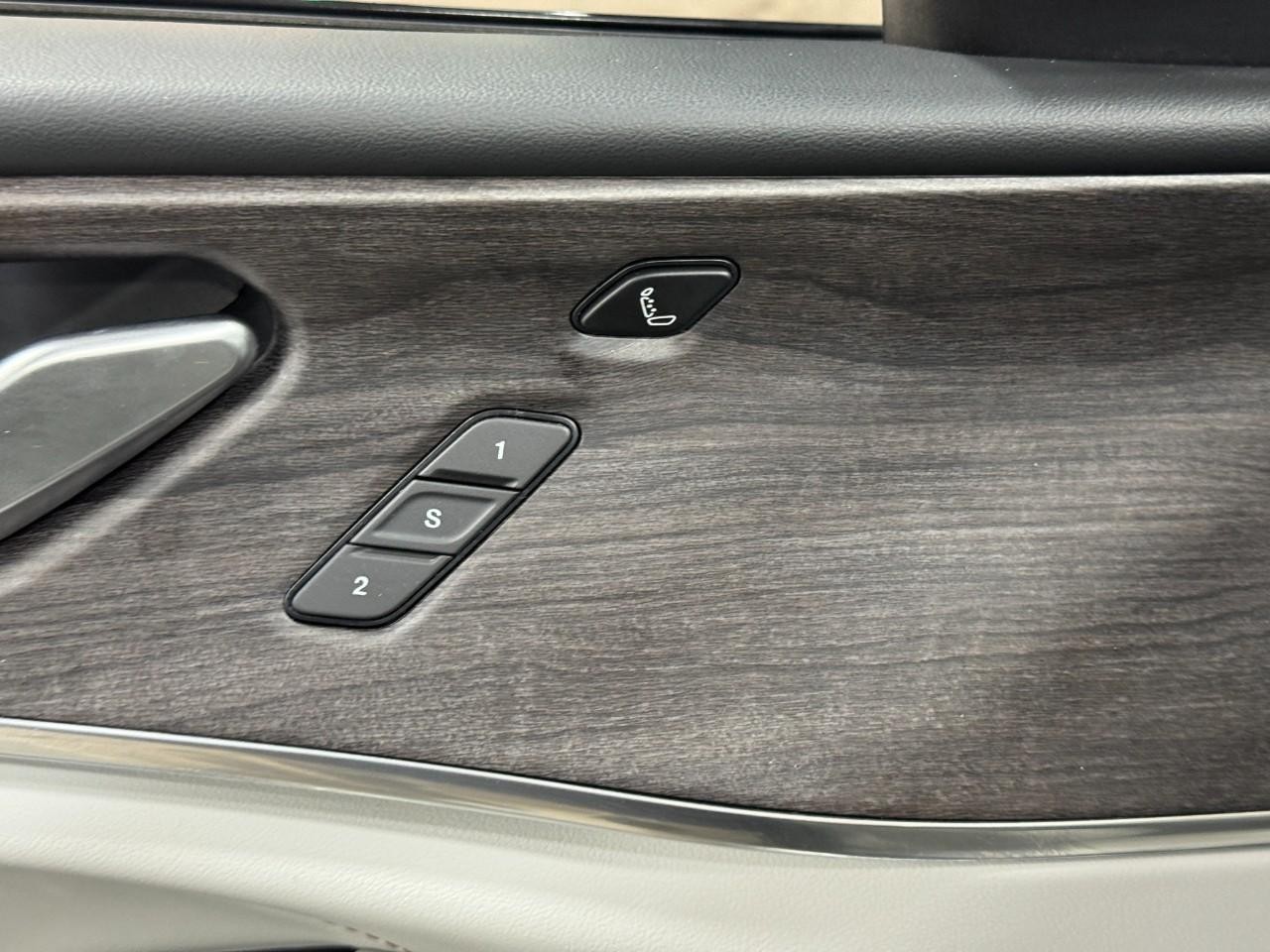 Jeep Grand Cherokee 4xe Vehicle Full-screen Gallery Image 24