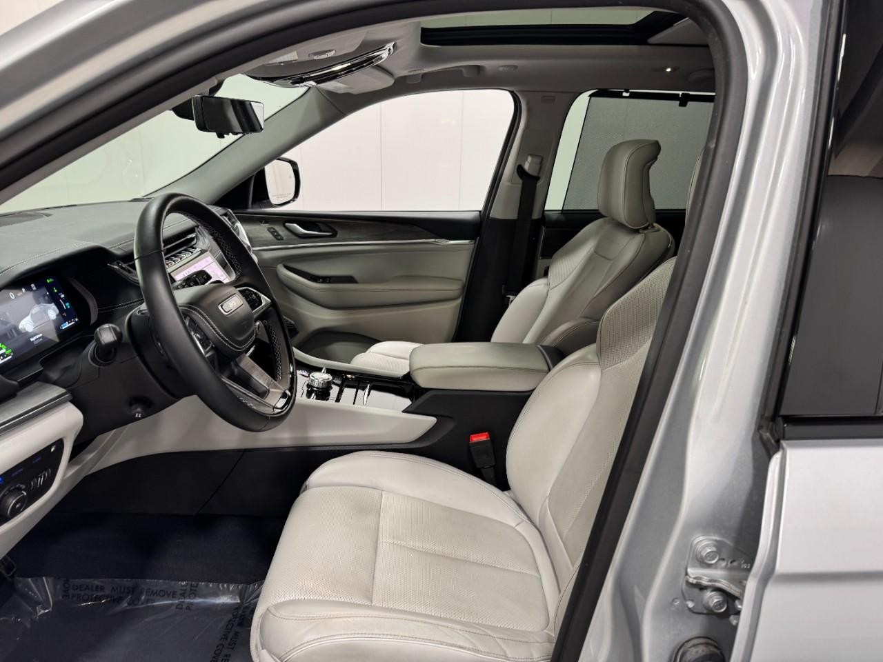 Jeep Grand Cherokee 4xe Vehicle Full-screen Gallery Image 27