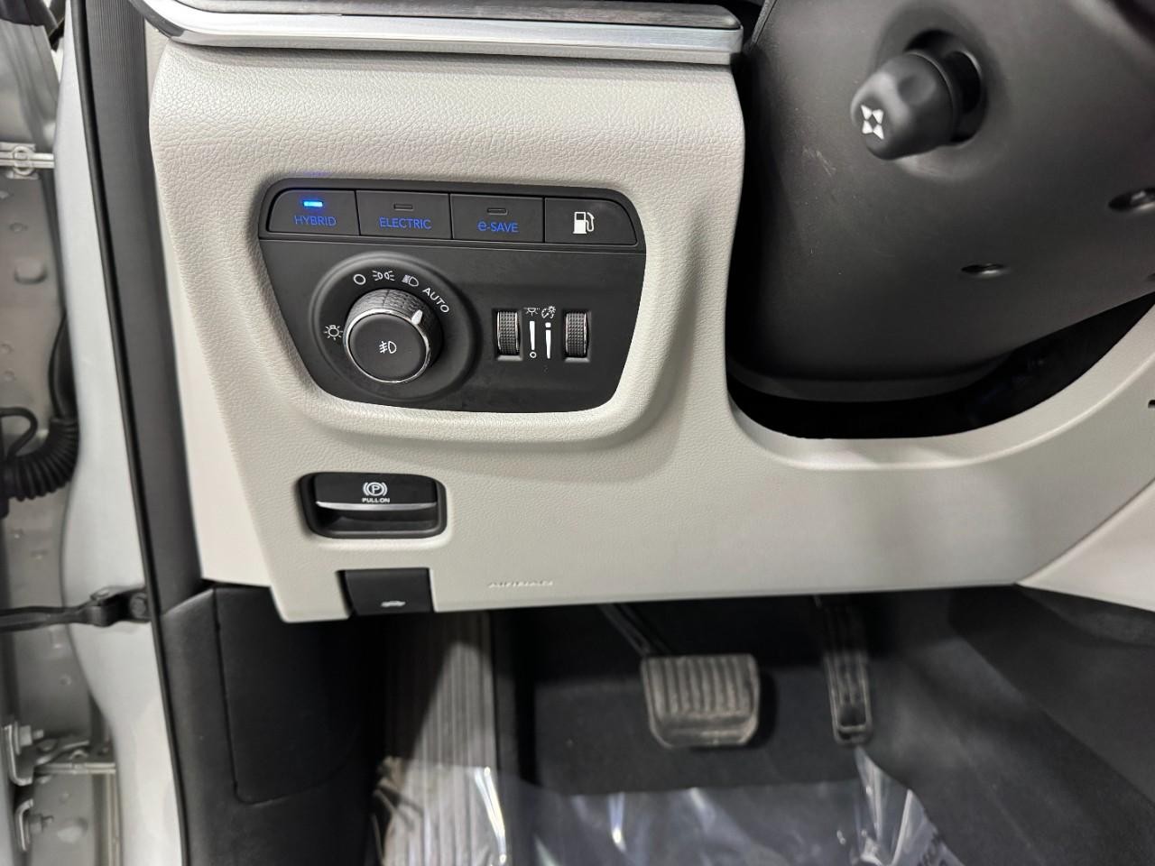 Jeep Grand Cherokee 4xe Vehicle Full-screen Gallery Image 30