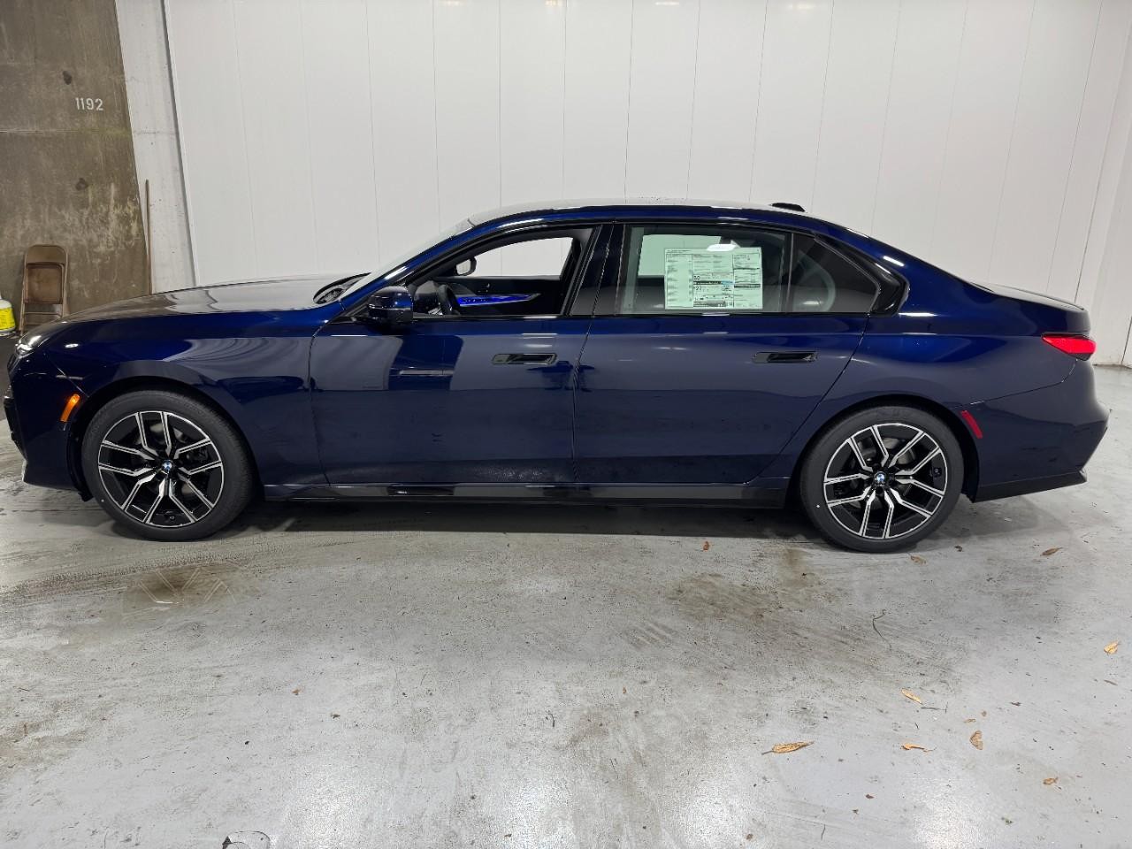 BMW 7 Series Vehicle Full-screen Gallery Image 2