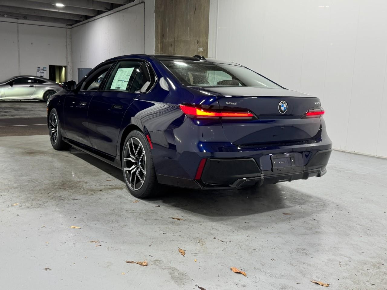 BMW 7 Series Vehicle Full-screen Gallery Image 3