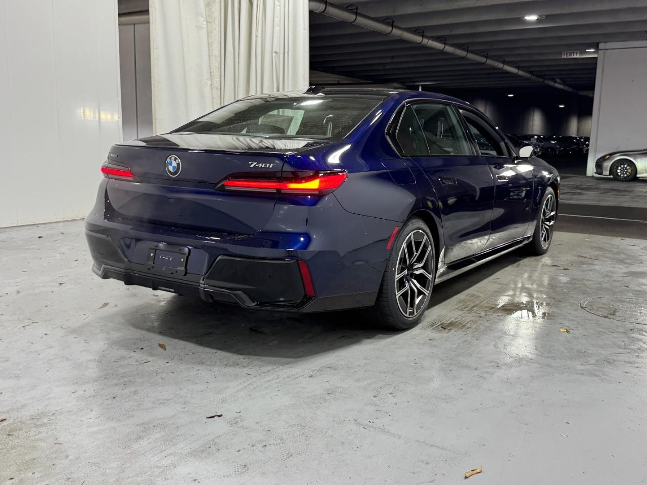 BMW 7 Series Vehicle Full-screen Gallery Image 4