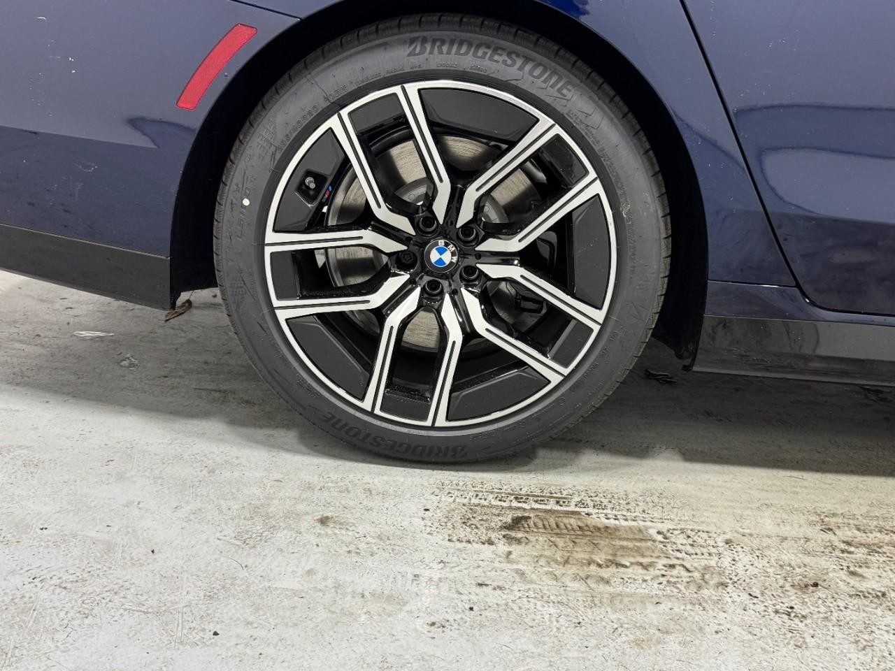 BMW 7 Series Vehicle Full-screen Gallery Image 5