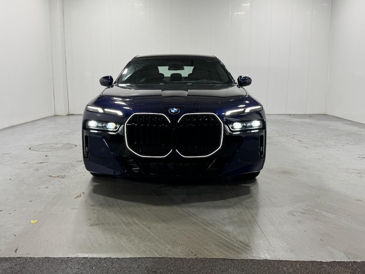 BMW 7 Series Vehicle Full-screen Gallery Image 7