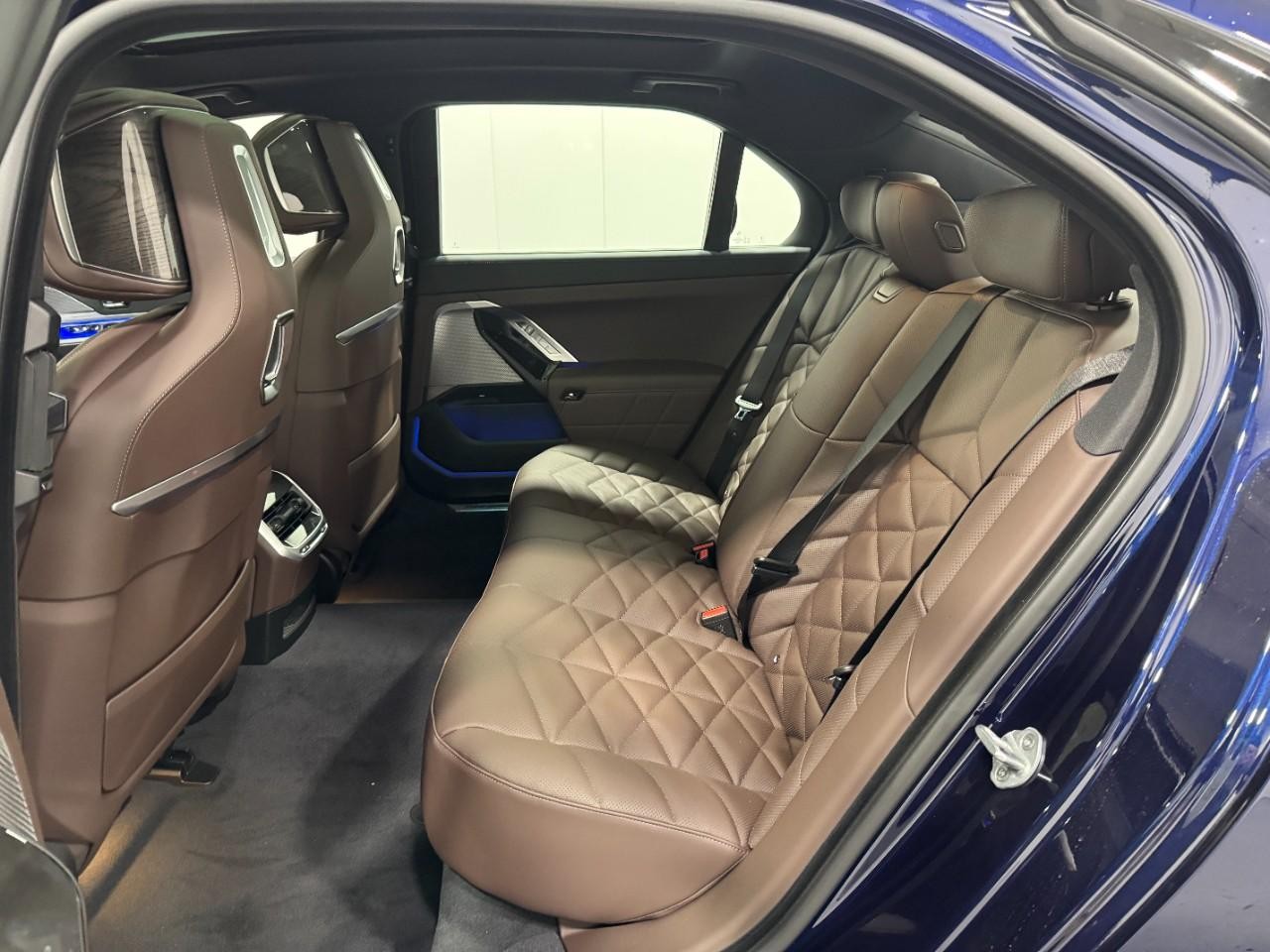 BMW 7 Series Vehicle Full-screen Gallery Image 8