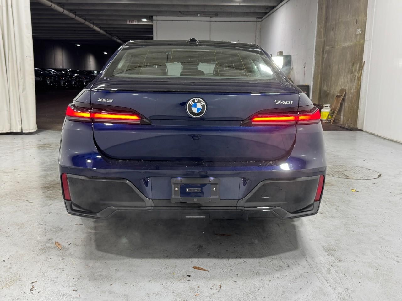 BMW 7 Series Vehicle Full-screen Gallery Image 9