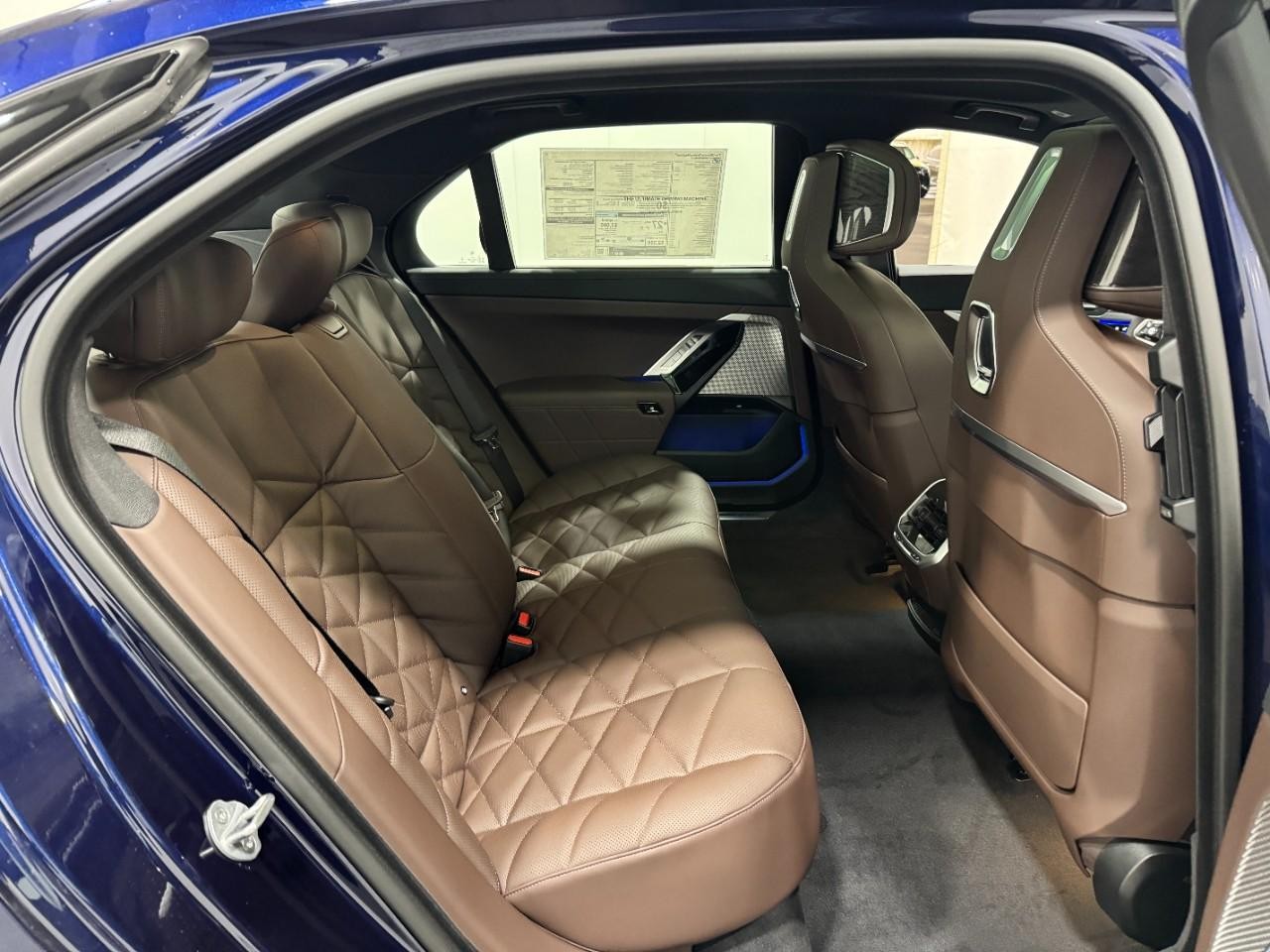 BMW 7 Series Vehicle Full-screen Gallery Image 10