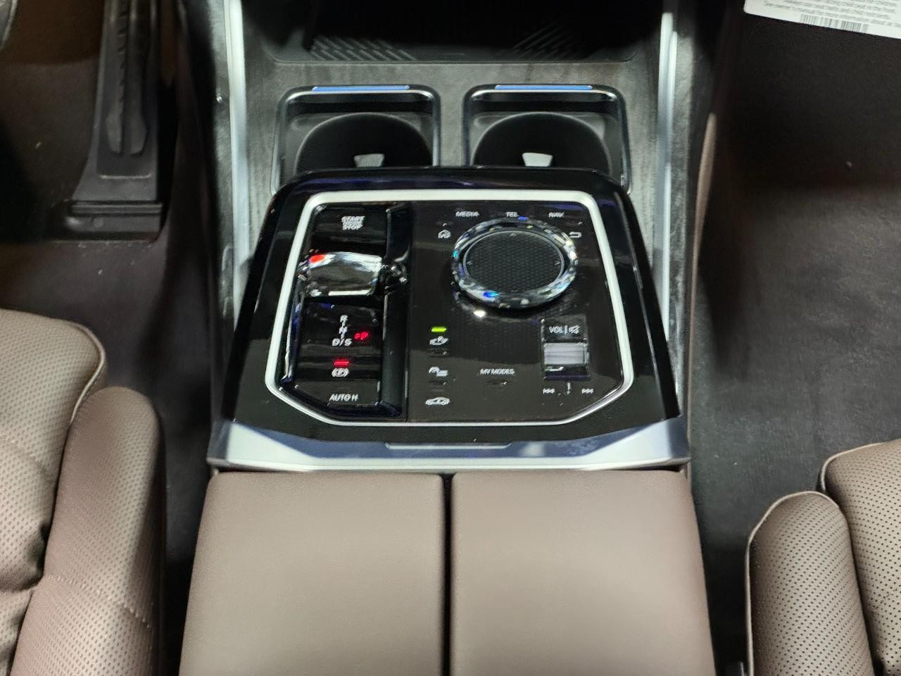 BMW 7 Series Vehicle Full-screen Gallery Image 15