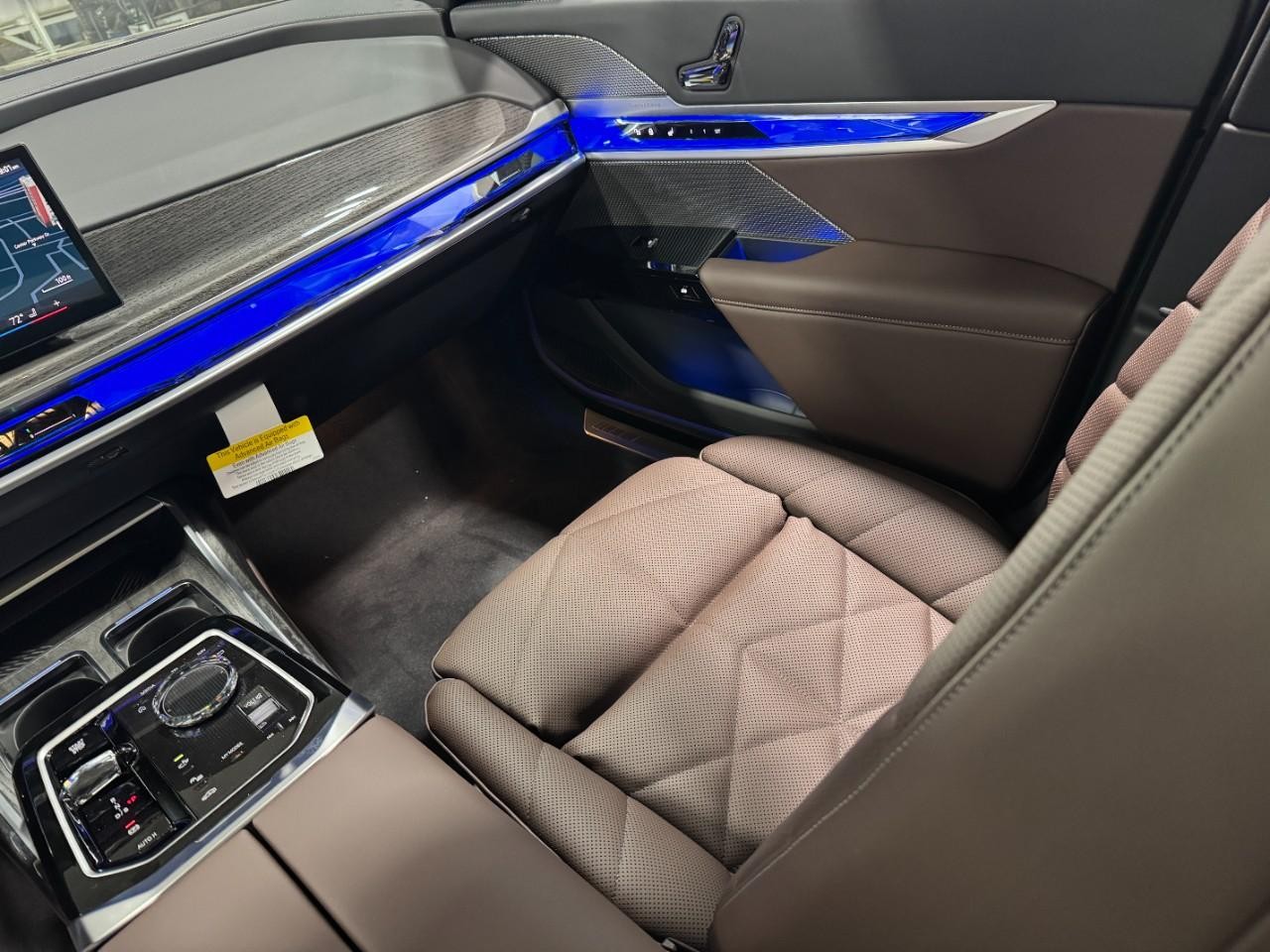 BMW 7 Series Vehicle Full-screen Gallery Image 16