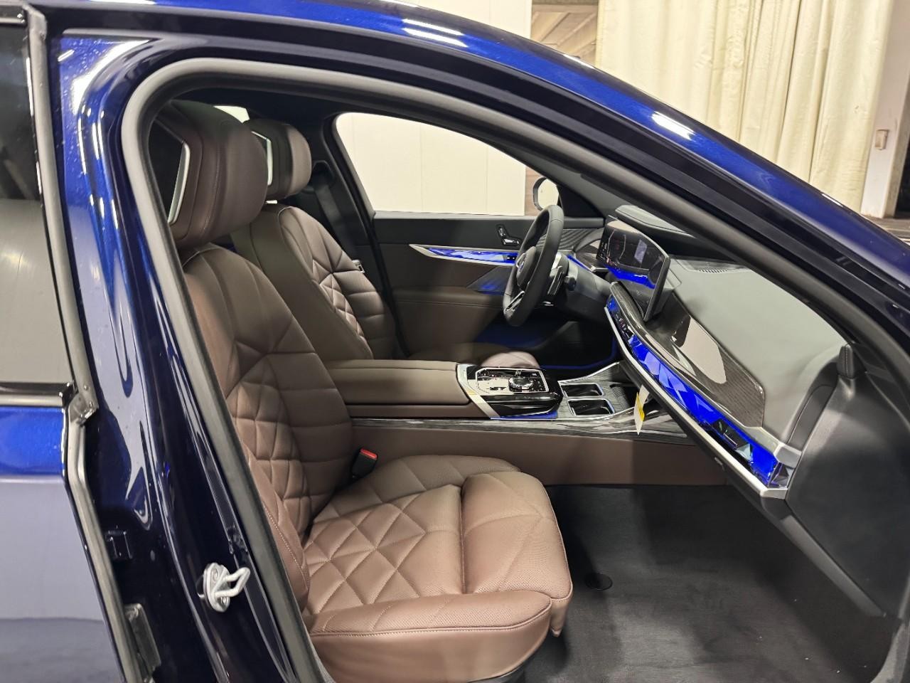 BMW 7 Series Vehicle Full-screen Gallery Image 17