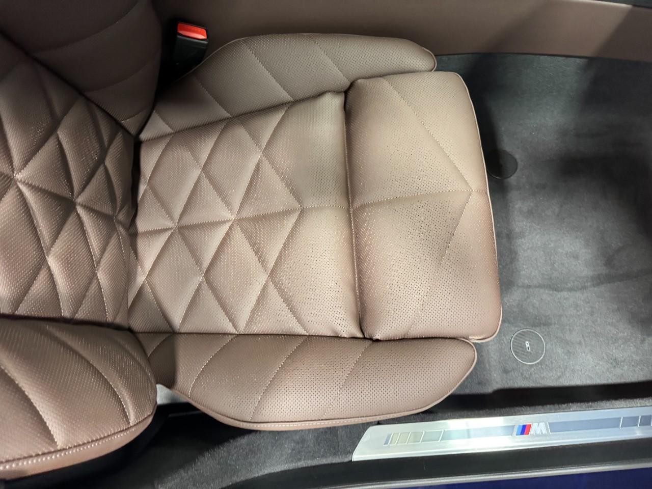 BMW 7 Series Vehicle Full-screen Gallery Image 18