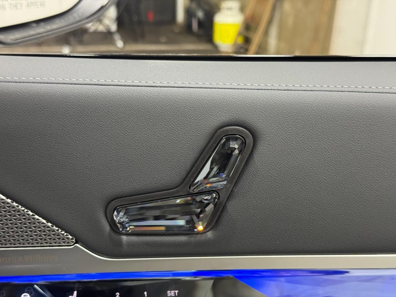 BMW 7 Series Vehicle Full-screen Gallery Image 19