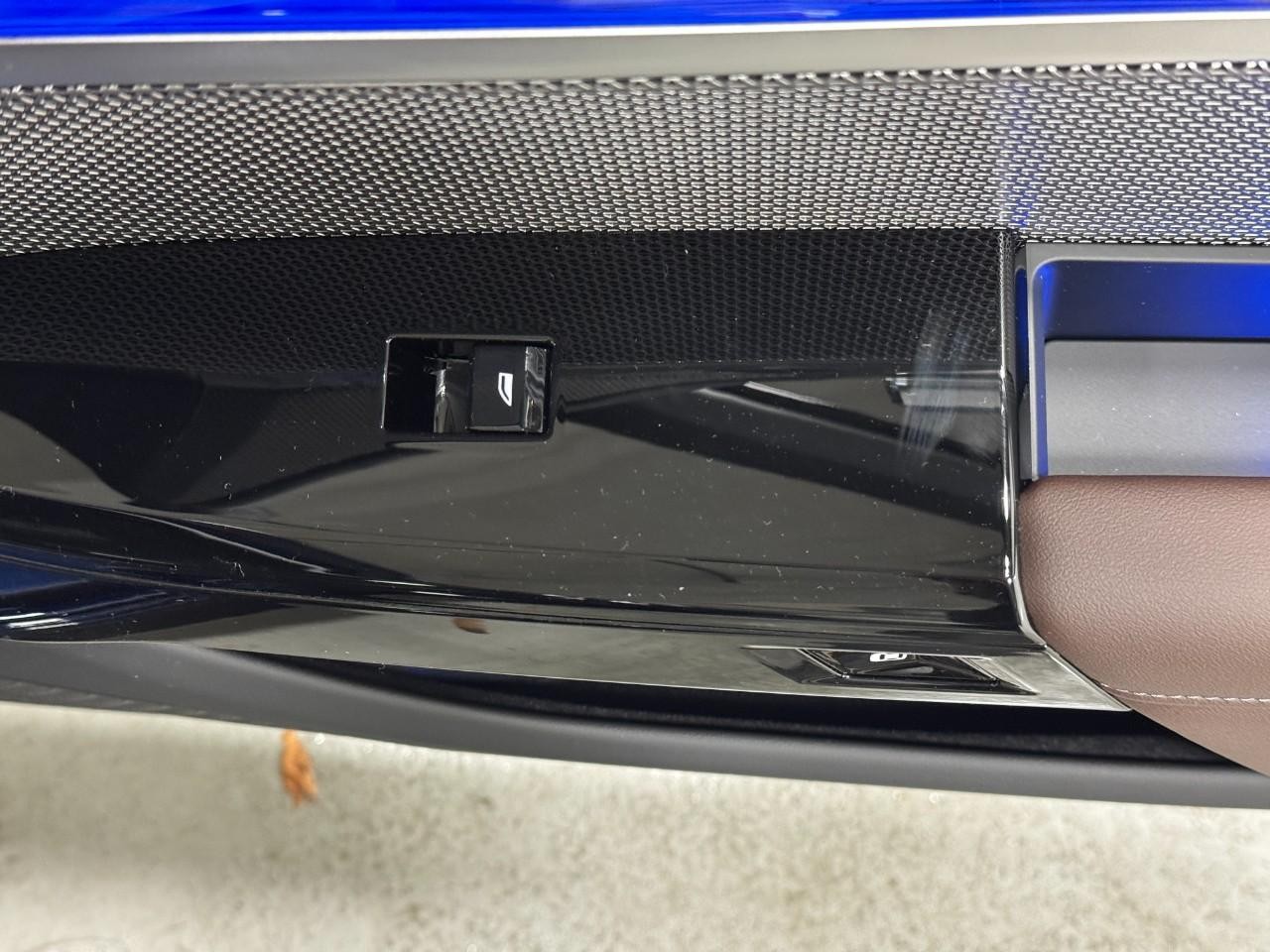 BMW 7 Series Vehicle Full-screen Gallery Image 21