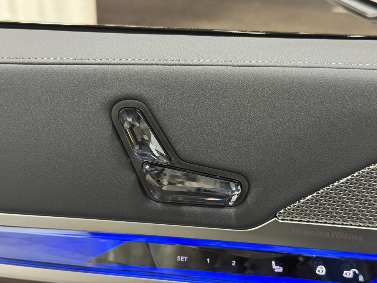 BMW 7 Series Vehicle Full-screen Gallery Image 22