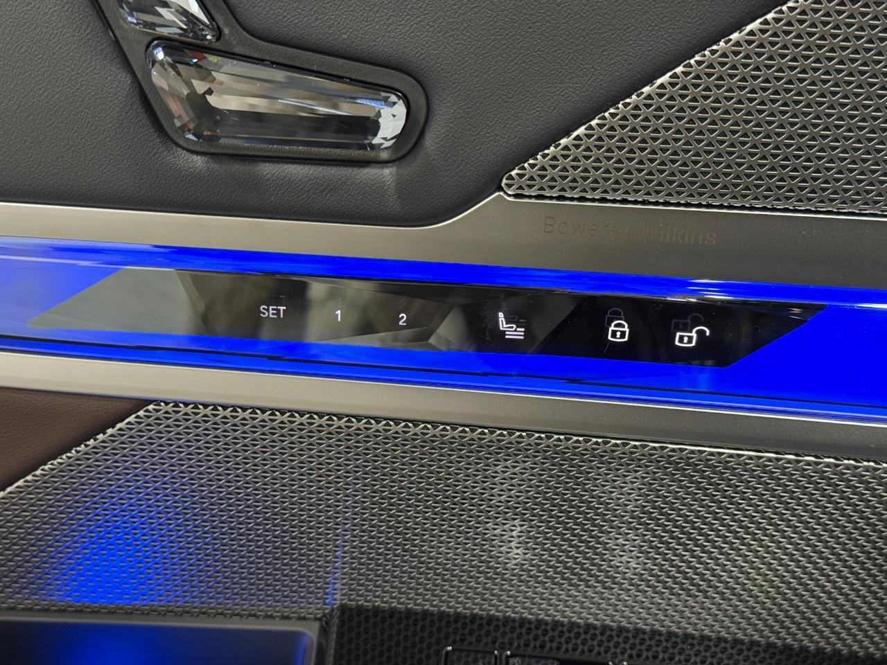 BMW 7 Series Vehicle Full-screen Gallery Image 23