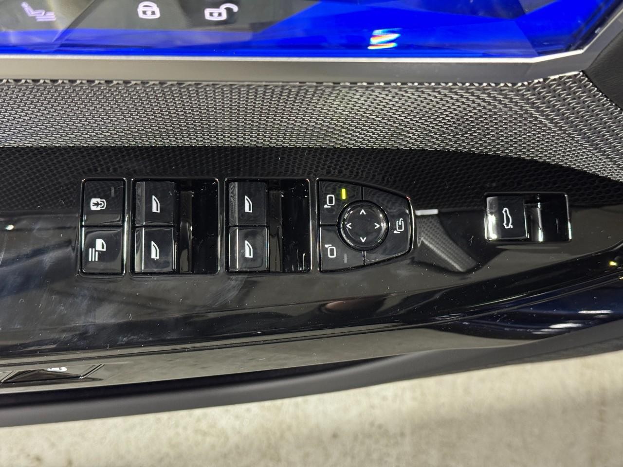 BMW 7 Series Vehicle Full-screen Gallery Image 24