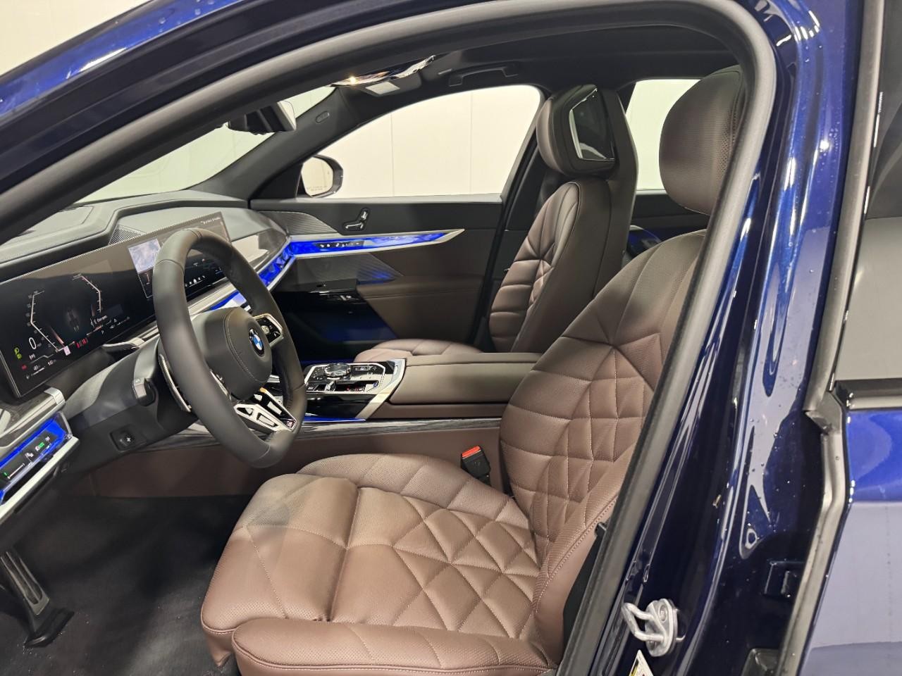 BMW 7 Series Vehicle Full-screen Gallery Image 25