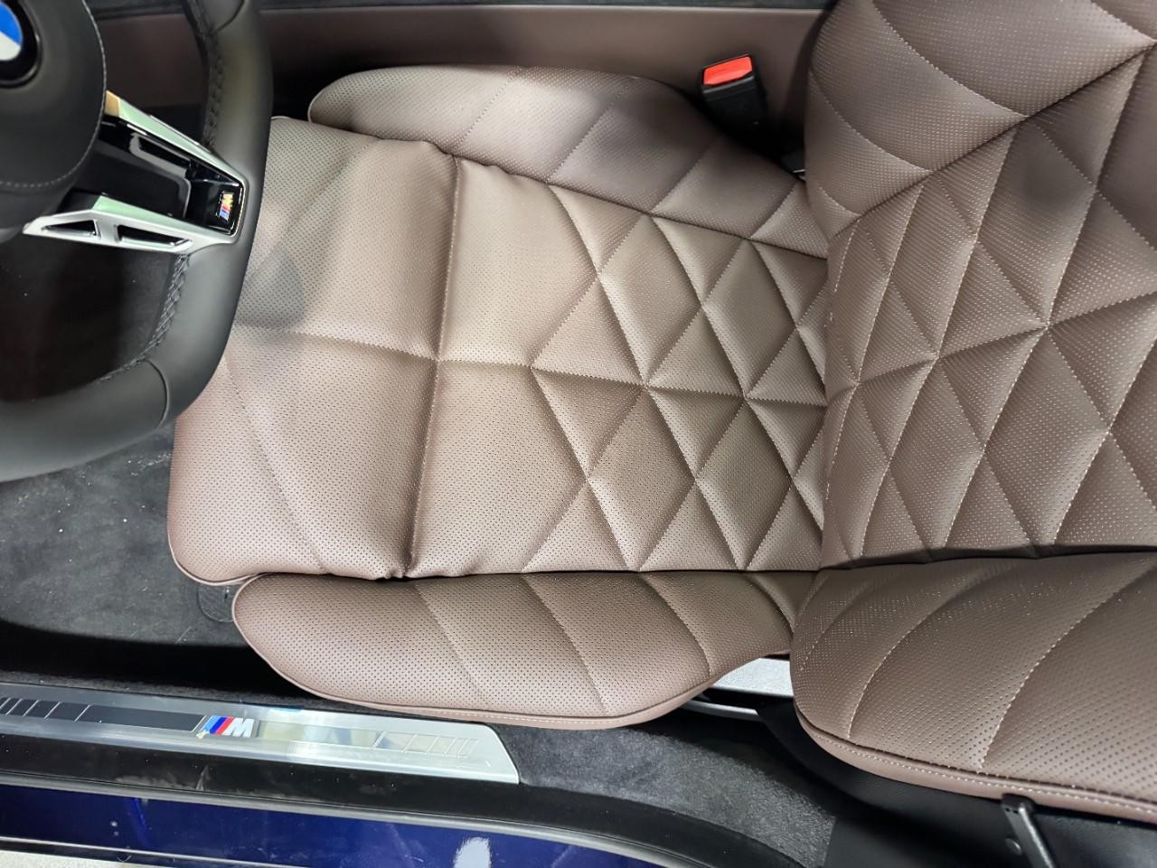 BMW 7 Series Vehicle Full-screen Gallery Image 26