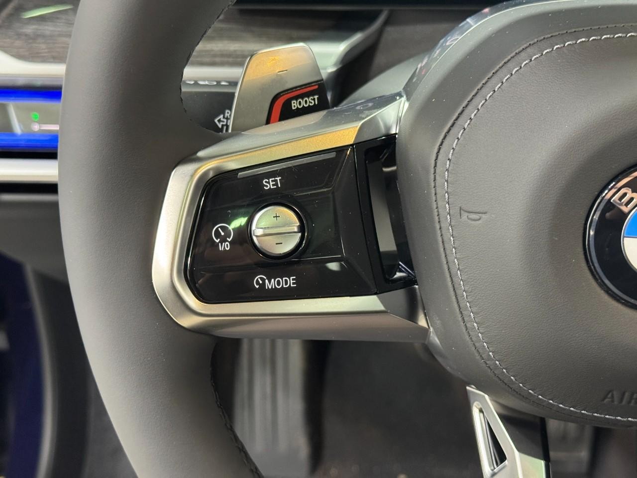 BMW 7 Series Vehicle Full-screen Gallery Image 29