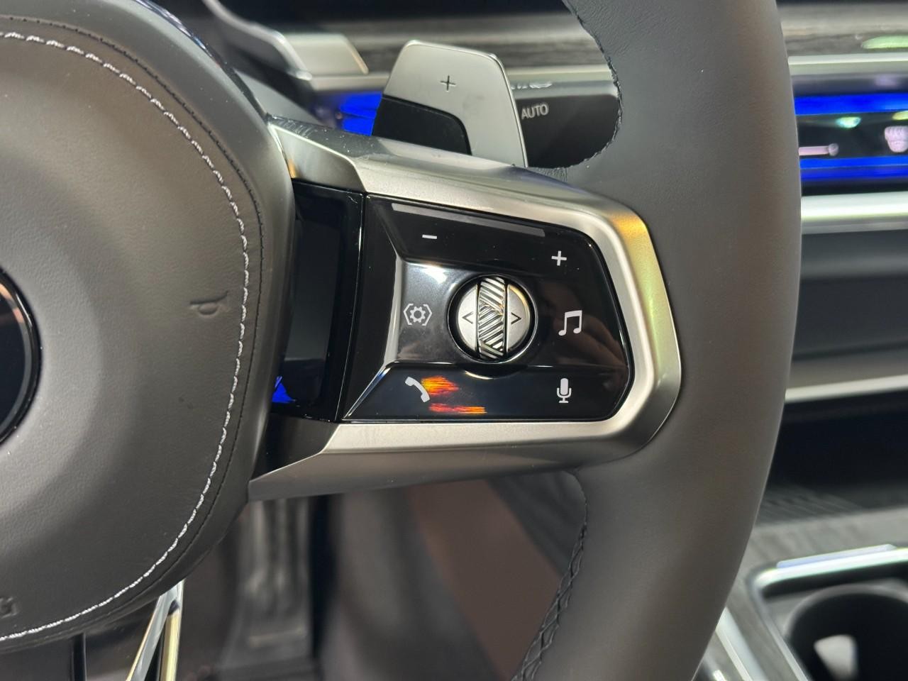 BMW 7 Series Vehicle Full-screen Gallery Image 30