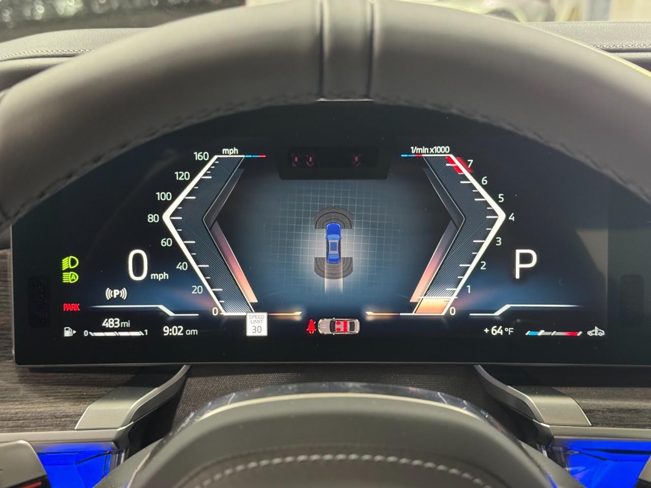 BMW 7 Series Vehicle Full-screen Gallery Image 31