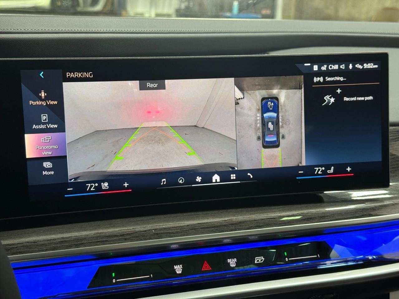 BMW 7 Series Vehicle Full-screen Gallery Image 32