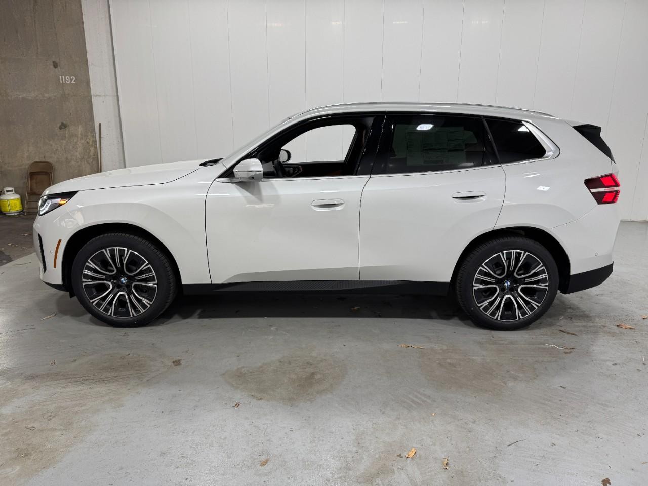 BMW X3 Vehicle Full-screen Gallery Image 2