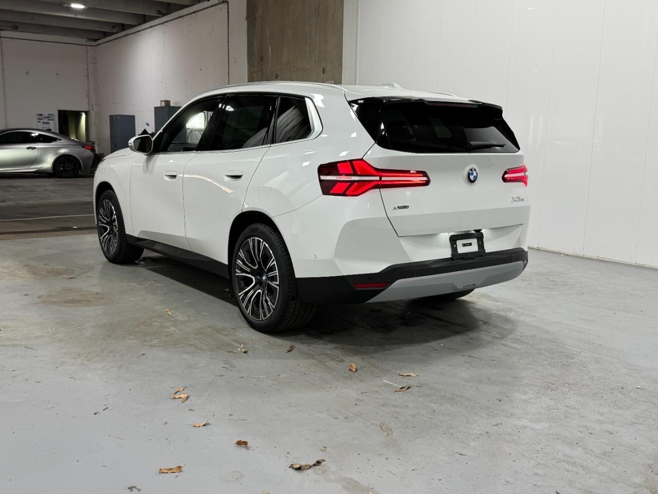 BMW X3 Vehicle Full-screen Gallery Image 3