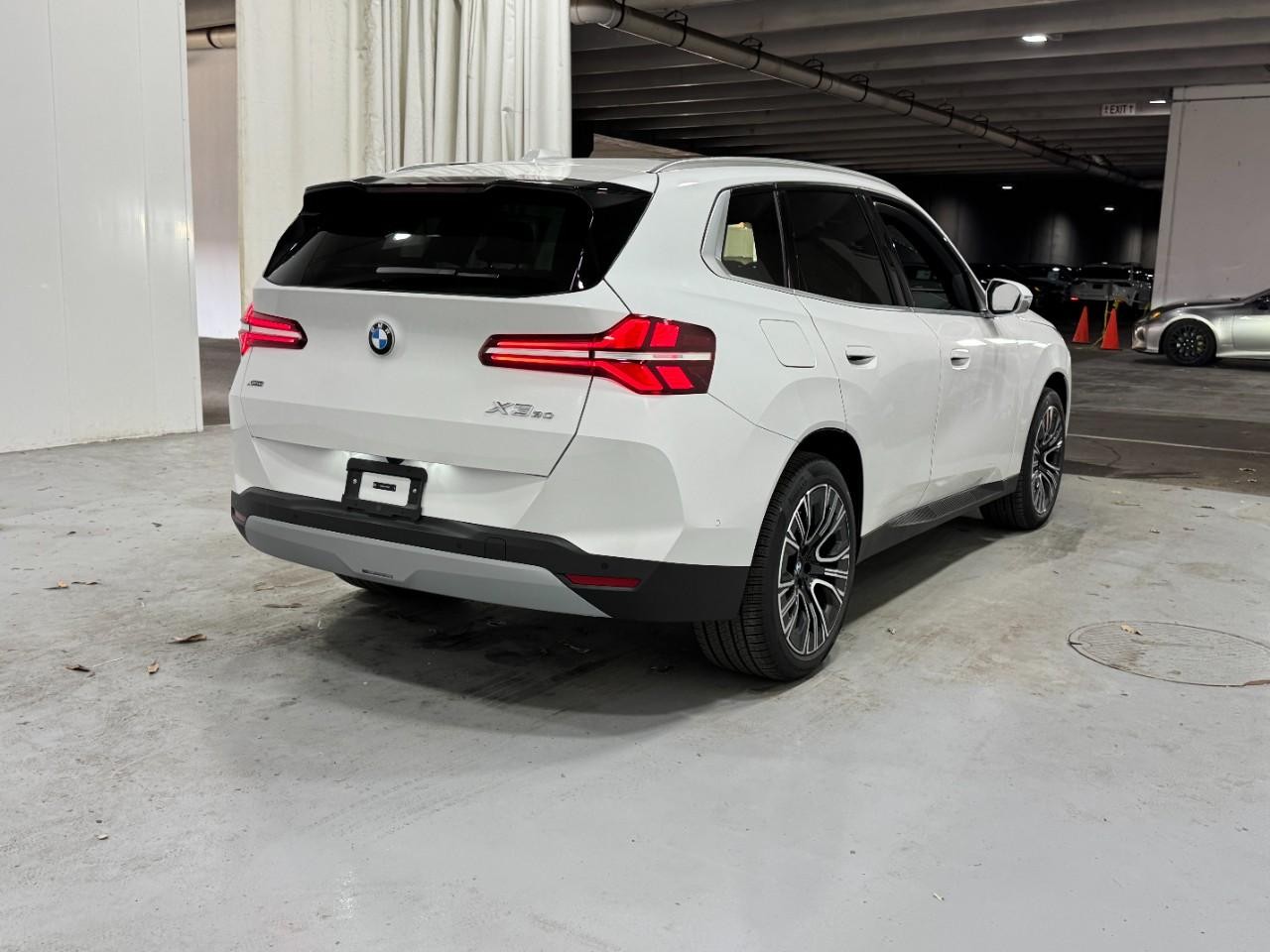 BMW X3 Vehicle Full-screen Gallery Image 4