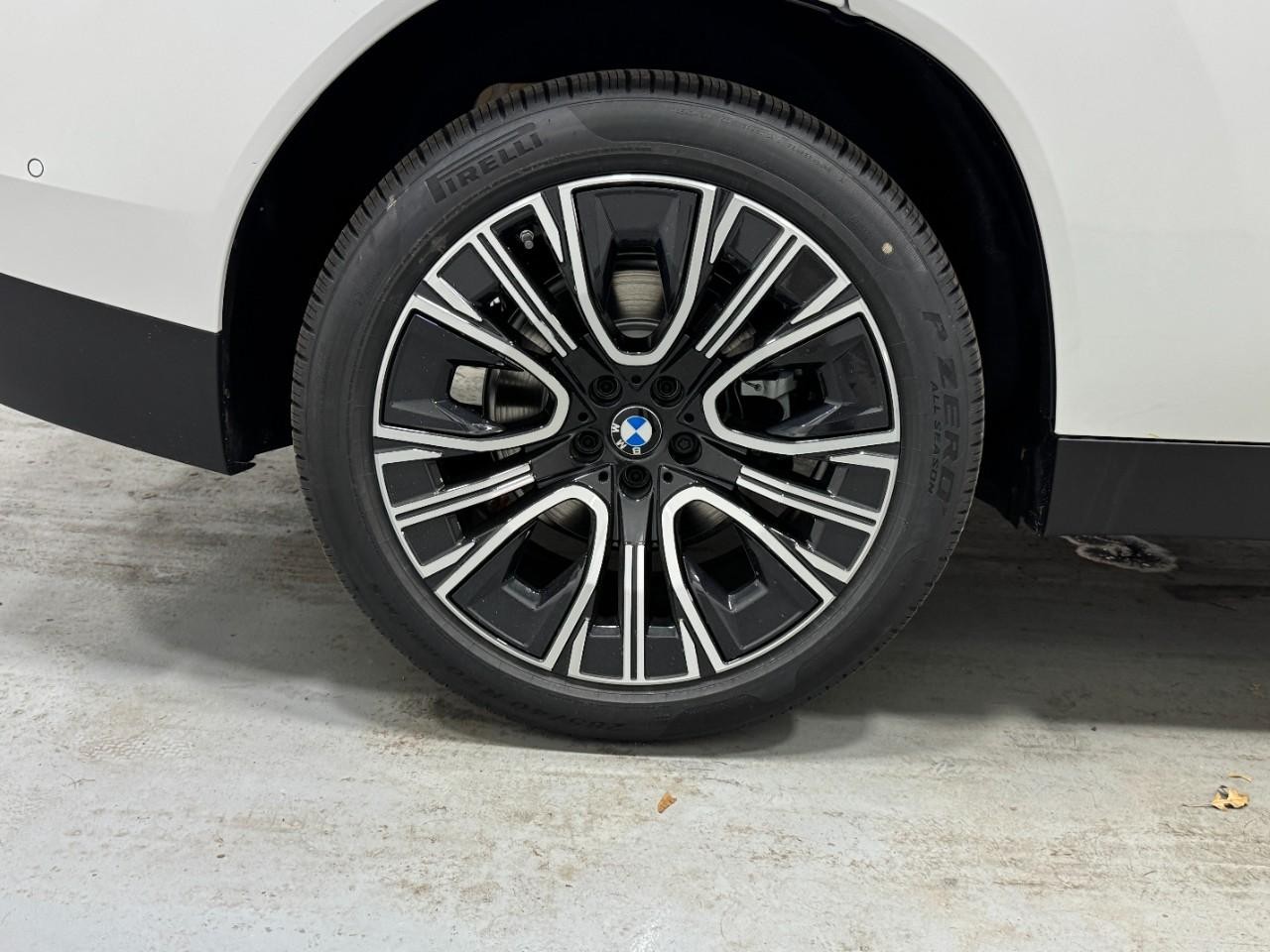 BMW X3 Vehicle Full-screen Gallery Image 5