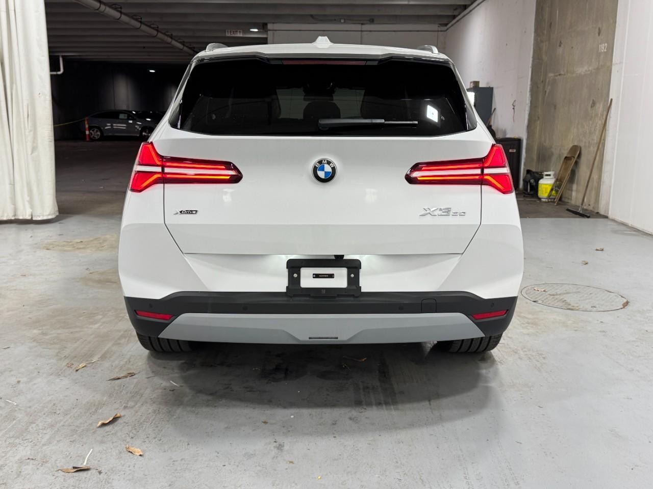 BMW X3 Vehicle Full-screen Gallery Image 9