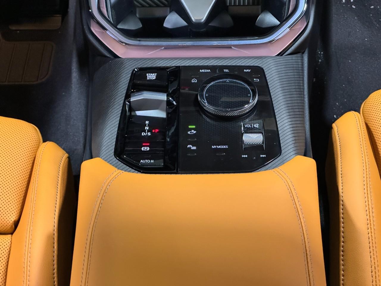 BMW X3 Vehicle Full-screen Gallery Image 16