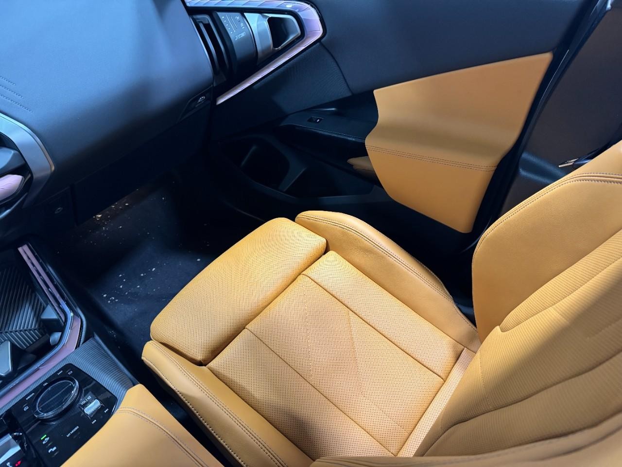 BMW X3 Vehicle Full-screen Gallery Image 17