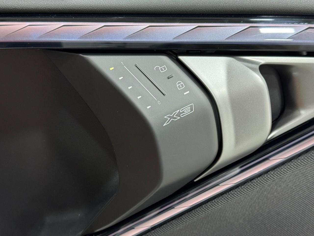 BMW X3 Vehicle Full-screen Gallery Image 21