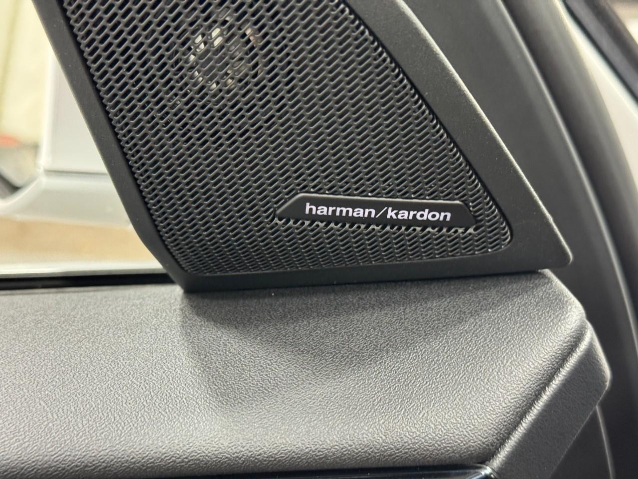 BMW X3 Vehicle Full-screen Gallery Image 23