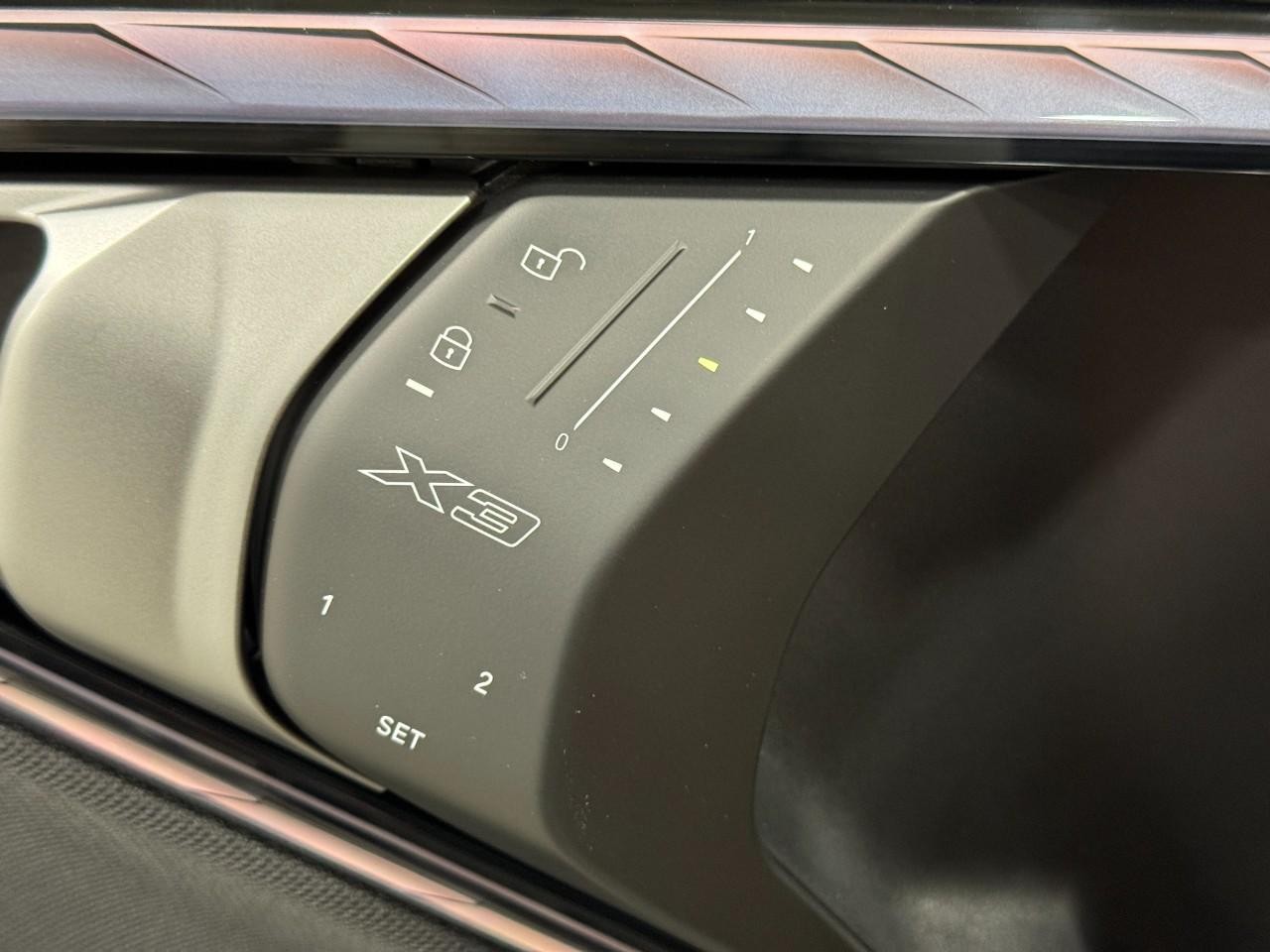 BMW X3 Vehicle Full-screen Gallery Image 24